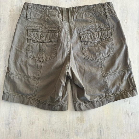 Ladies Eddie Bower Mercer Fit Shorts Size 2 Petite 6 inch inseam Army Green - Picture 3 of 3